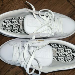 Women’s White pumas